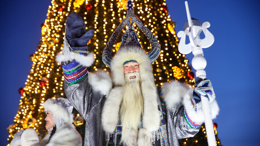 Јакутскиот дух на зимата, получовек-полубик Чисхан и снегулката Харчана на централниот плоштад во Јакутск
