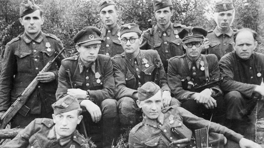 Un destacamento de soldados y oficiales eslovacos que desertaron a los partisanos.