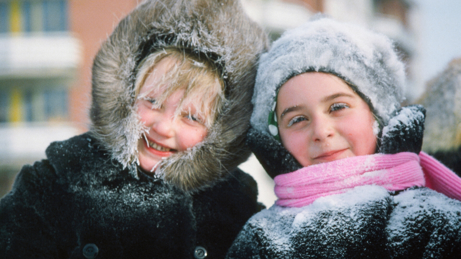 Habarovska regija, ZSSR. Prebivalki naselja Urgal Verhnebureinskega okrožja Larisa Babahina in Svetlana Popova pozirata za fotografijo.