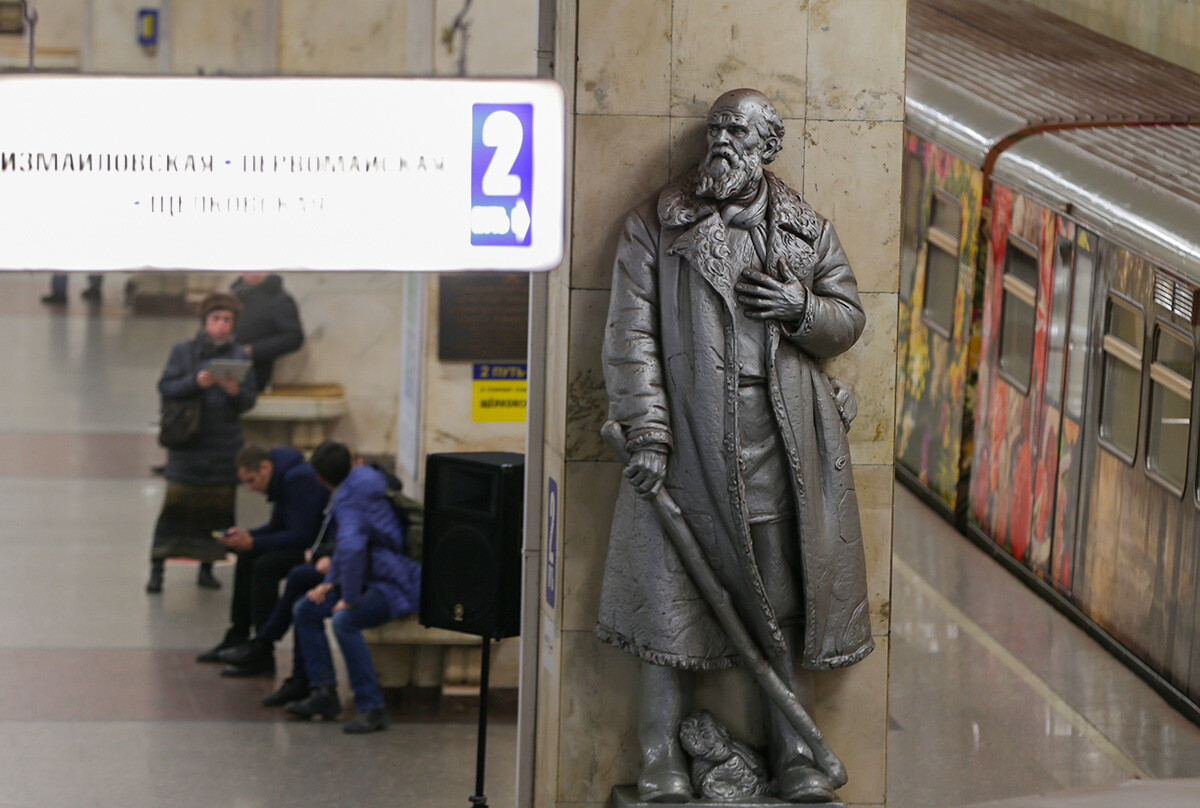The monument to Matvey Kuzmin inside the Partizanskaya metro station in Moscow