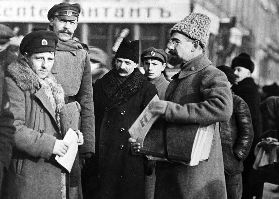 Anatolij Lunacharskij, Commissario del popolo (ministro) all’istruzione della Repubblica Socialista Federativa Sovietica Russa dal 1917 e il 1929, qui impegnato in attività di agitazione politica tra i lavoratori e i soldati. Fu grande sostenitore del passaggio del russo all’alfabeto latino