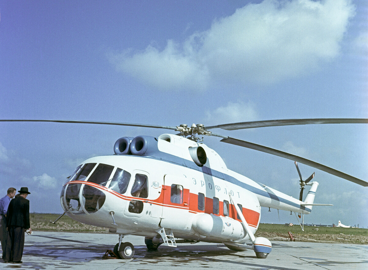 Potniški helikopter Aeroflot Mi-8 parkiran na letališču, 1963 