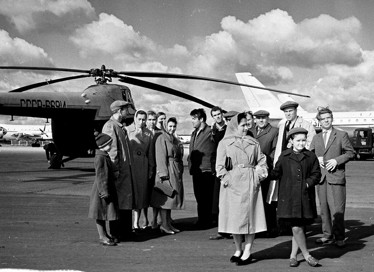 Potniki pred helikopterjem, 1962