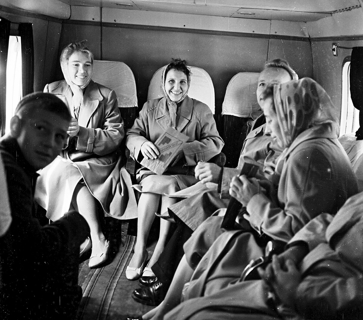 В кабине вертолета, 1962 