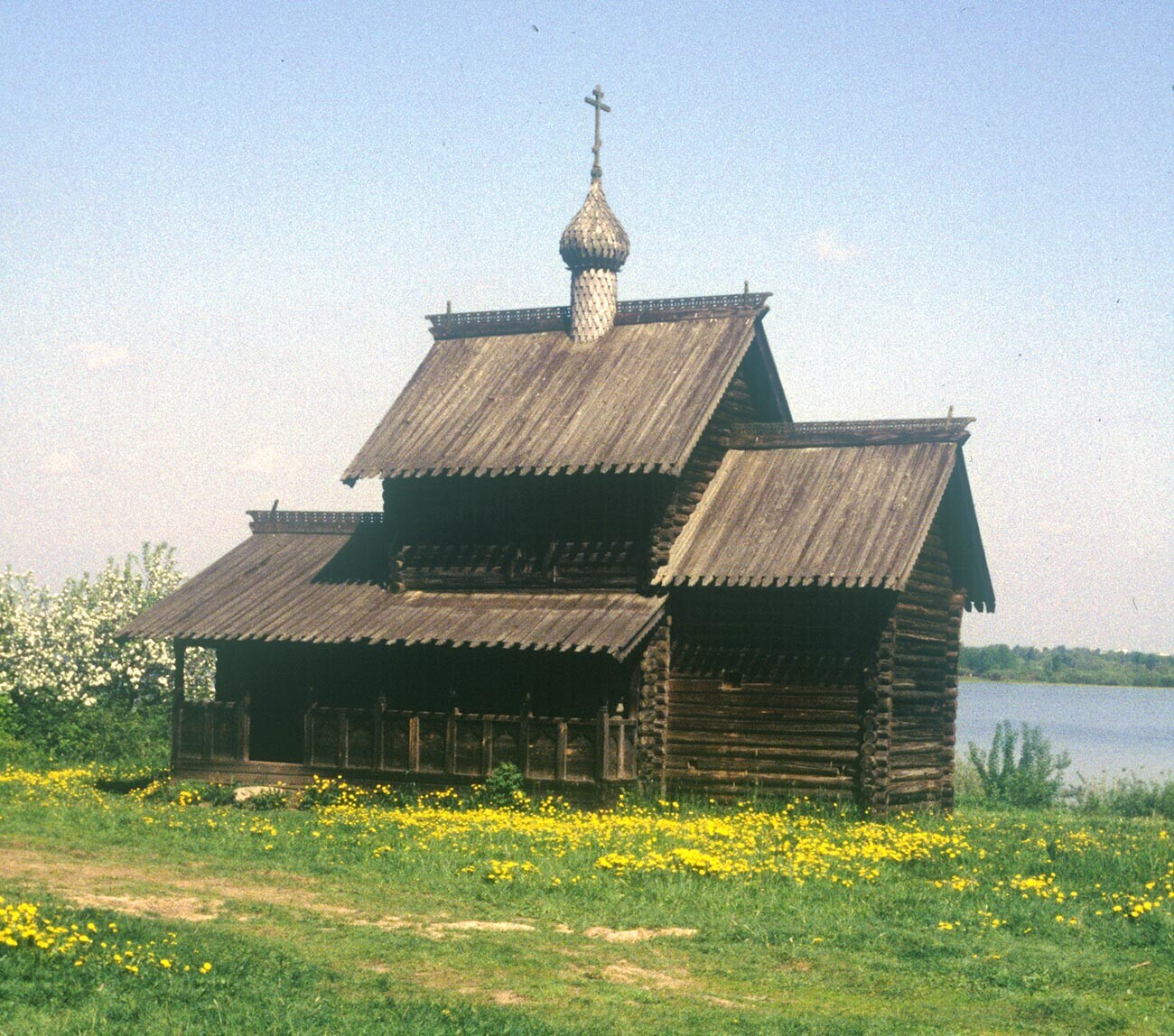 Vitoslavlitsy. Gereja Tritunggal dari desa Nikulino. Pemandangan tenggara. 29 Mei 1992.