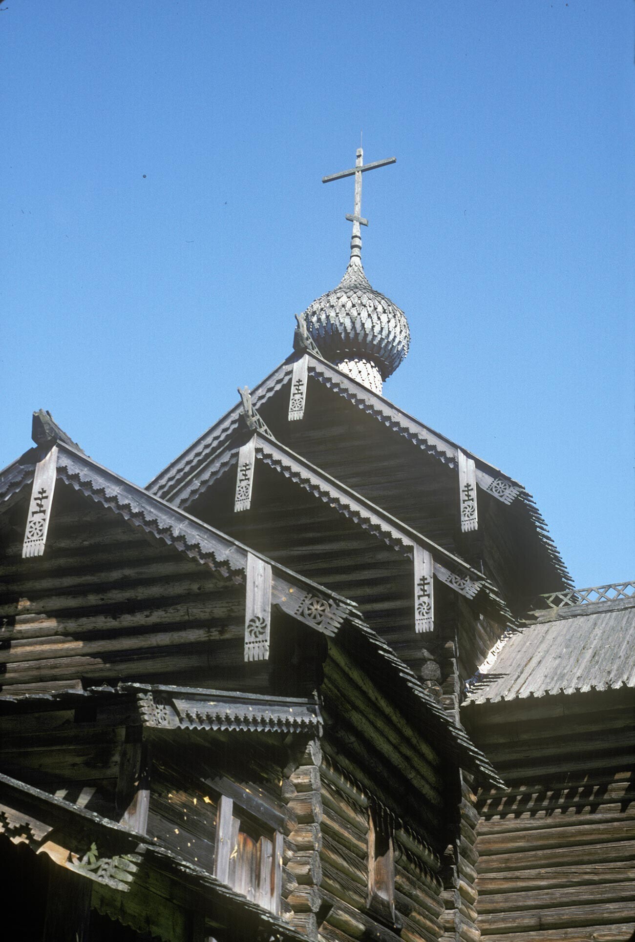 Vitoslavlitsa. Gereja St. Nicholas dari desa Myakishevo. Pemandangan bagian barat dengan dekorasi papan berukir. 19 Mei 1995.