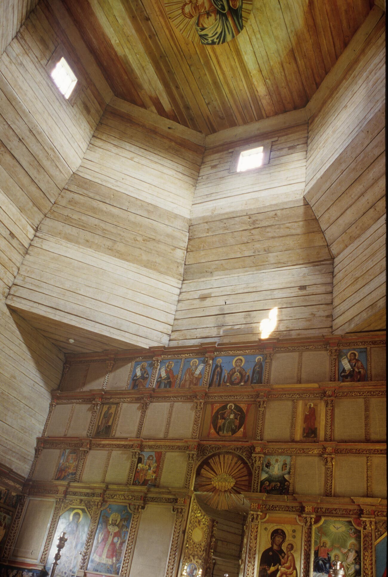 Vitoslavlitsa. Gereja St. Nicholas dari desa Vysoky Ostrov. Interior, dinding potret & pemandangan menara dengan langit-langit papan. 5 Juli 1995.