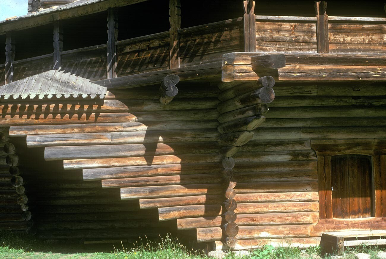 Vitoslavlitsy. Gereja Kelahiran Perawan, dari desa Peredki. Pemandangan sudut barat daya dengan batang kayu yang ditopang untuk menopang galeri. 20 Mei 1990.