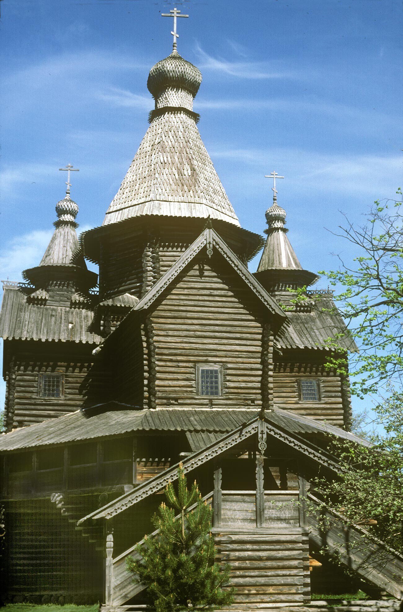 Vitoslavlitsy. Gereja Kelahiran Perawan, dari desa Peredki. Tampak barat dengan pintu masuk & galeri yang ditinggikan. 19 Mei 1995.