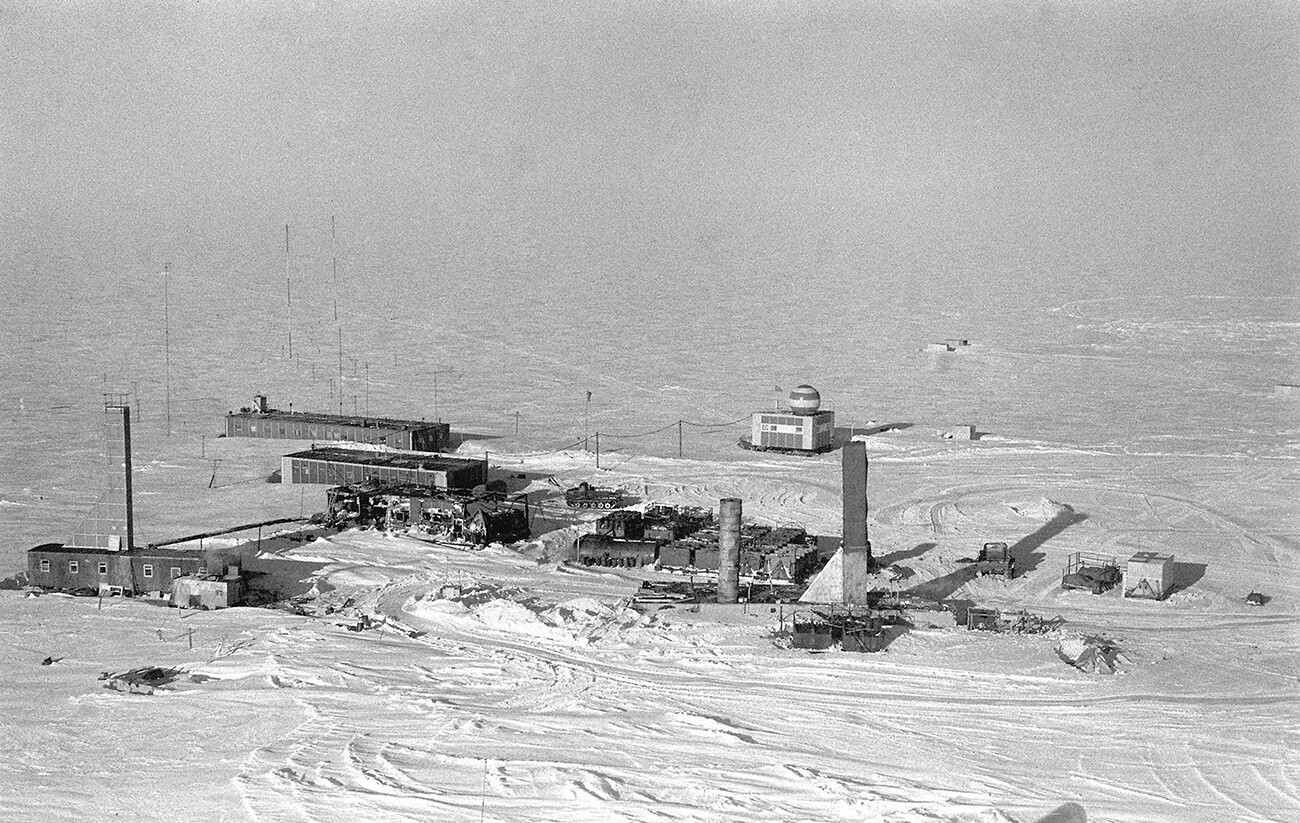 Vista da estação de pesquisa “Vostok”, perto do Polo Geomagnético Sul, na Antártida Oriental. A antiga estação científica soviética foi inaugurada em 16 de dezembro de 1957 e recebeu o nome do barco no qual foi concluída a primeira expedição russa de volta ao mundo. 