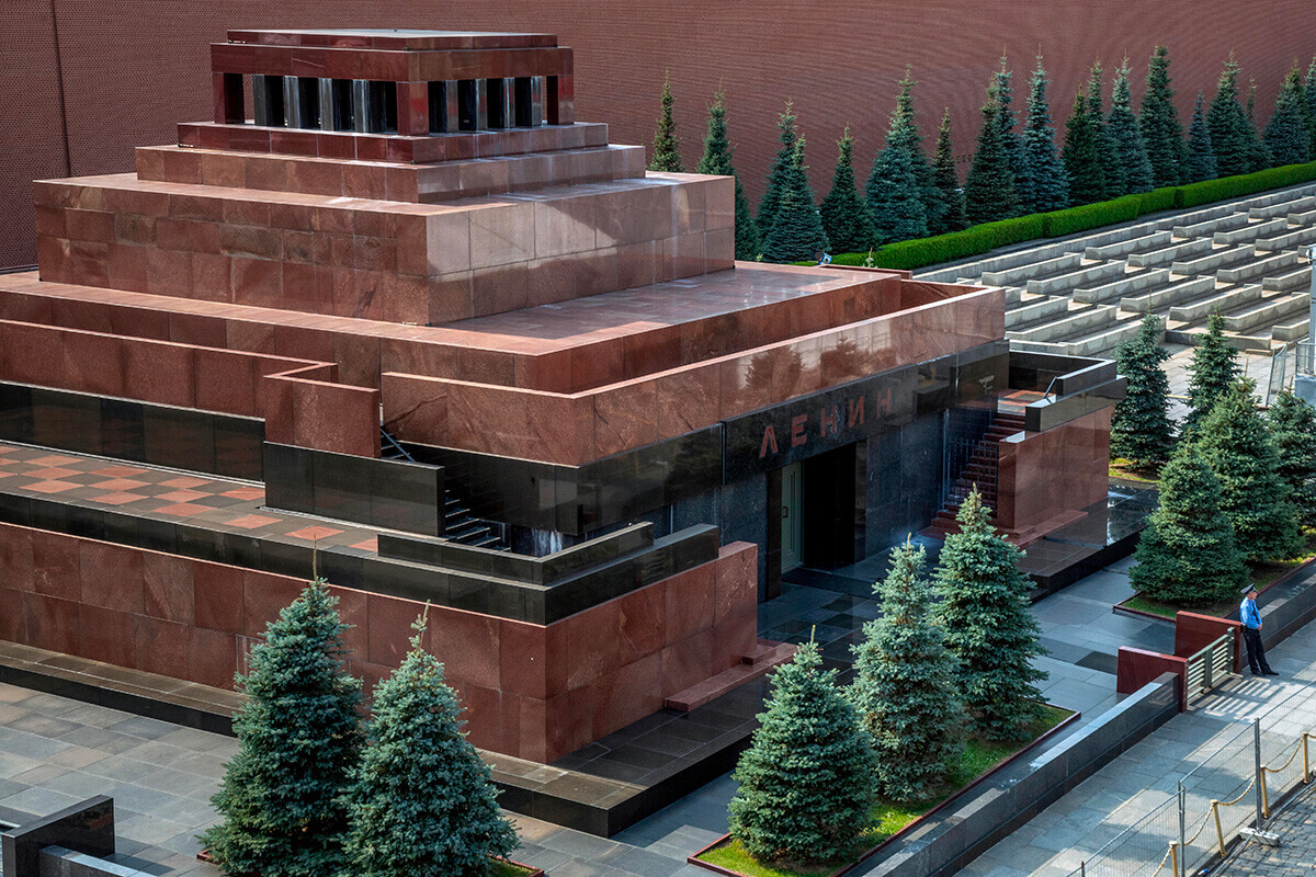 Расписание мавзолея ленина 2024. Ленин на красной площади в мавзолее. Мавзолей Ленина вид сверху. Мавзолей Ленина в Москве внутри.
