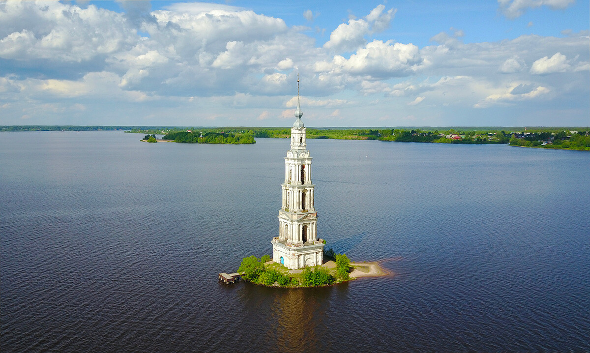 La torre campanaria di Kaljazin, che emerge dalle acque del Volga dopo la costruzione di un grande bacino artificiale