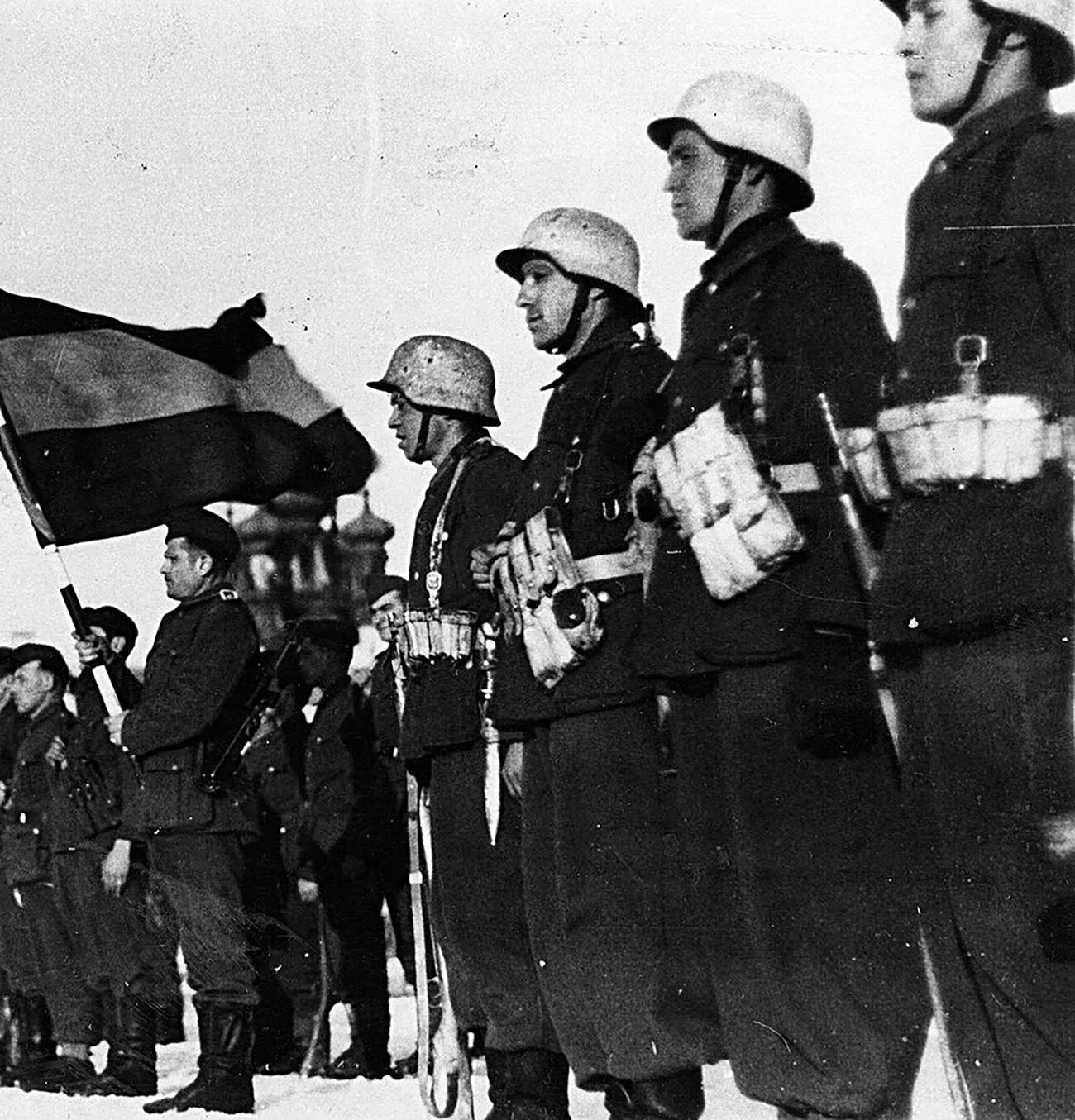 Skupina španskih prostovoljcev z zastavo s svastiko se odpravlja na rusko fronto, da bi se med drugo svetovno vojno borila na strani Nemčije, 1941. Znani so bili pod skupnim imenom Modra divizija. 