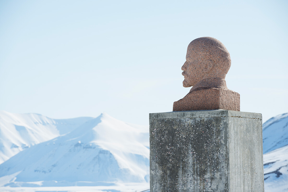 Plaza central con la estatua de Lenin en Pyramiden, un asentamiento ruso y una comunidad minera de carbón en el archipiélago de Svalbard, Noruega. Pyramiden fue cerrada en 1998 y desde entonces ha permanecido en gran parte abandonada, con la mayoría de sus infraestructuras y edificios aún en pie.