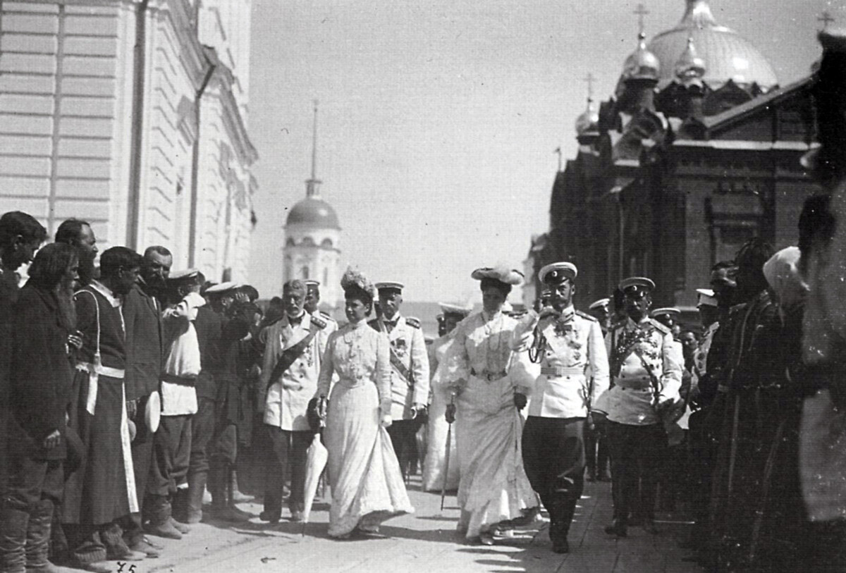 Sarov. Celebraciones en el monasterio de Sarov. Visita de la familia real con séquito. Julio de 1903.