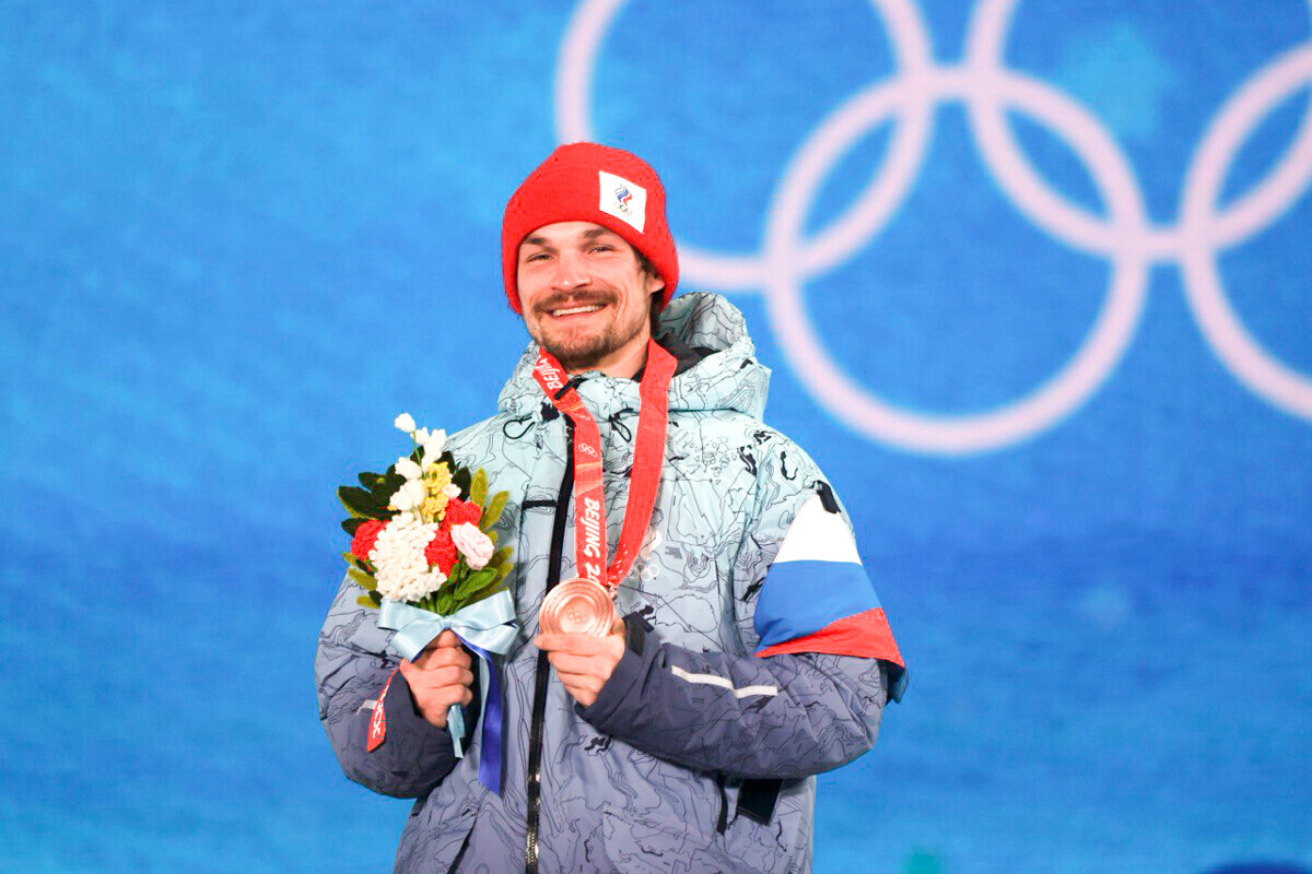 Vic Wild con su medalla de bronce de los Juegos Olímpicos de Pekín 2022