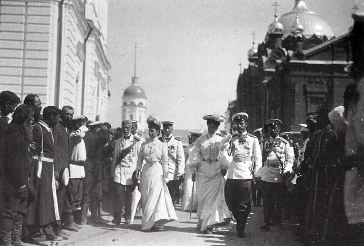 Sarov. Praznovanja v Sarovskem samostanu. Procesija carske družine s spremstvom. Julij 1903