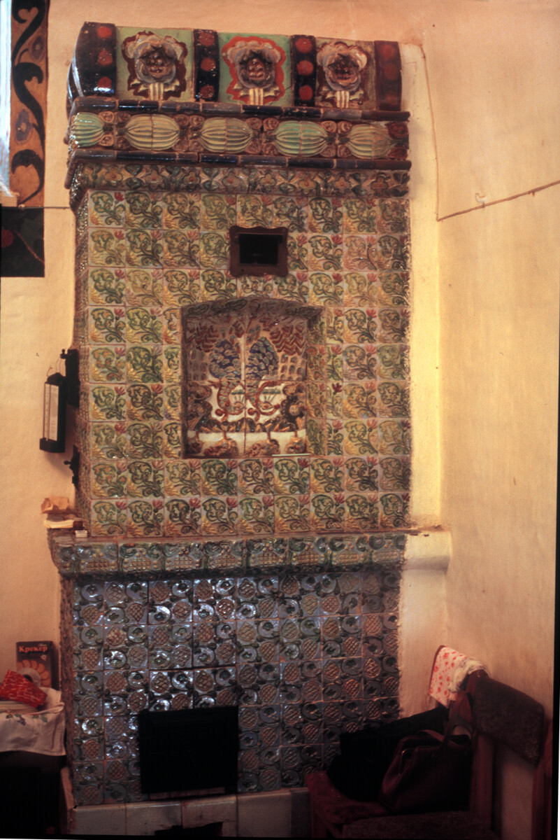  Abramtsevo. Church of the Miraculous Icon of the Savior. Ceramic stove designed by Mikhail Vrubel. July 8, 1994