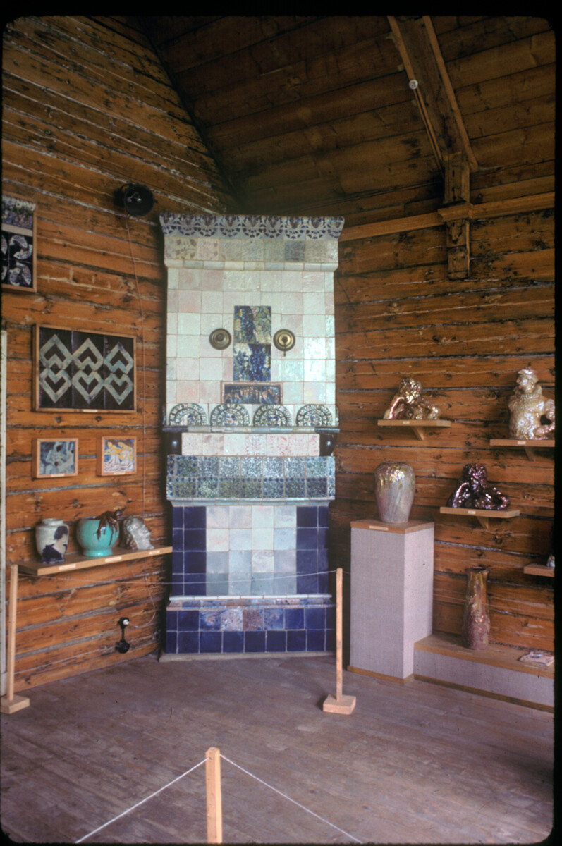 Abramtsevo. Ceramics studio. Interior with ceramic stove designed by Mikhail Vrubel. May 18, 1990