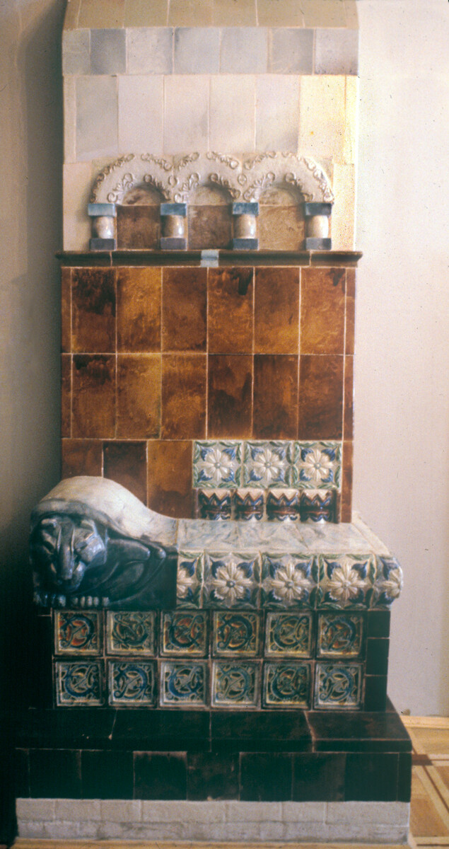 Abramtsevo. Estate house, hall, ceramic stove with ledge designed by Mikhail Vrubel in 1890 for mansion in Moscow. March 25, 1984