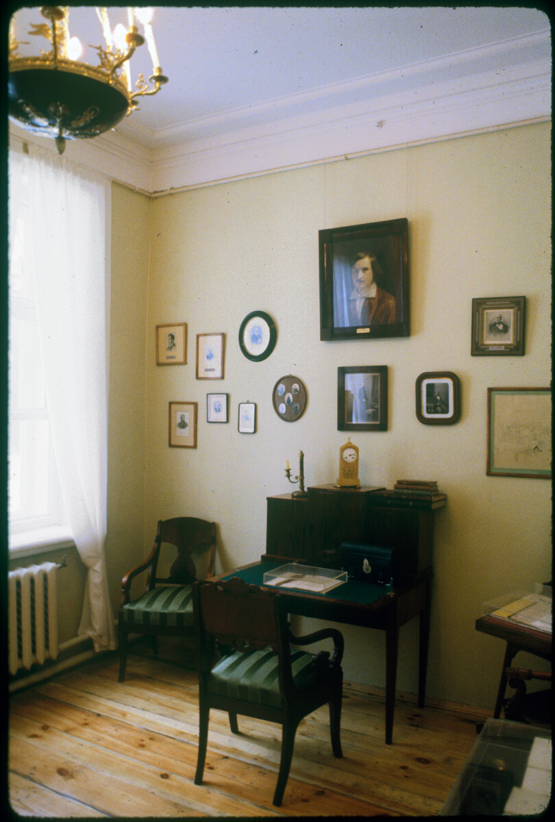 Abramtsevo. Estate house, study of the writer Nikolay Gogol. March 25, 1984