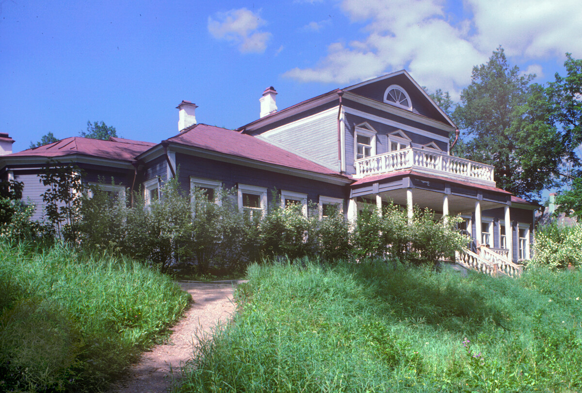 Abramtsevo estate. Estate house, park facade. June 28, 1995