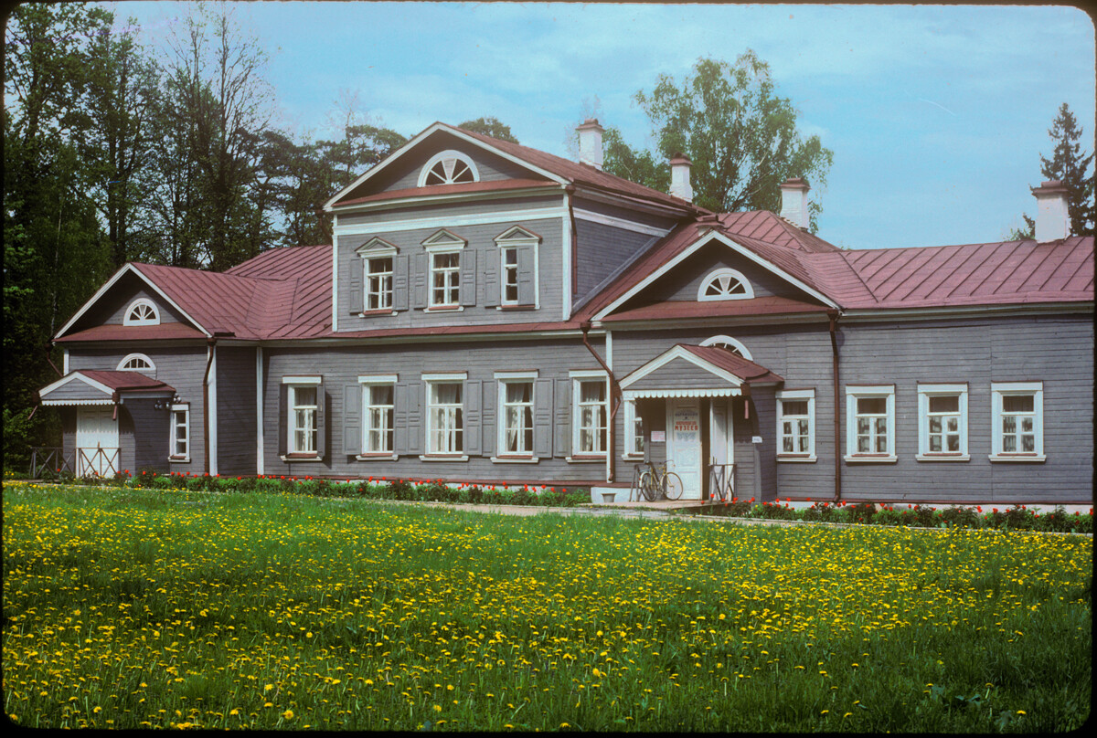 Abramtsevo. Estate house, courtyard facade. May 18, 1990