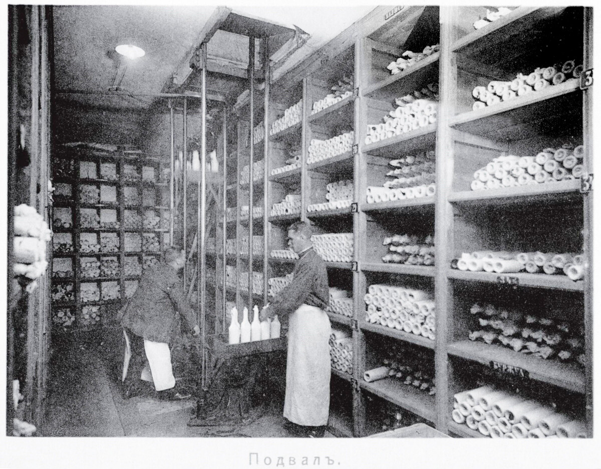 Сaves de vins russes et étrangers au magasin Elisseïev, 1913