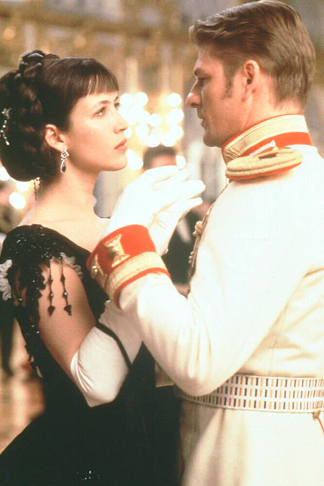 Sophie Marceau como Karenina e Sean Bean como Vronski.

