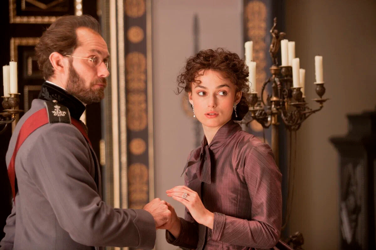 Keira Knightley (Anna Karenina) e Jude Law (como seu marido Alexei Karenin).

