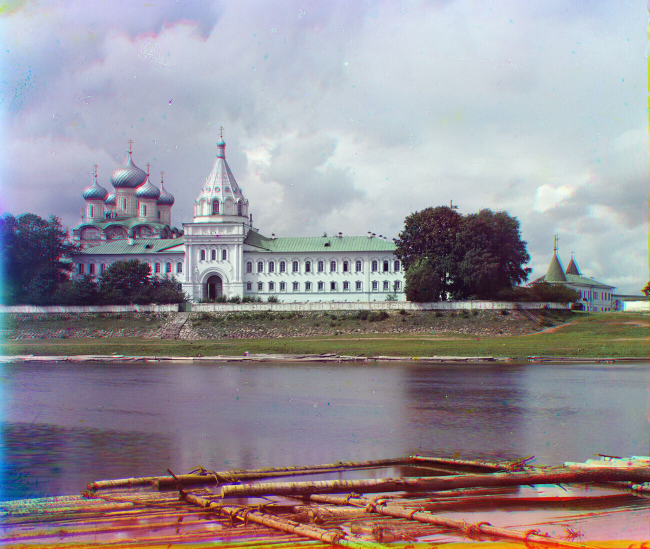 Biara Trinity-Ipatiev, pemandangan timur di seberang Sungai Kostroma. Dari kiri: Katedral Tritunggal; menara lonceng; Biara Uskup Agung dengan Gerbang Gereja St. Chrysanthus & Daria; Menara Bubuk. Musim panas 1911. 