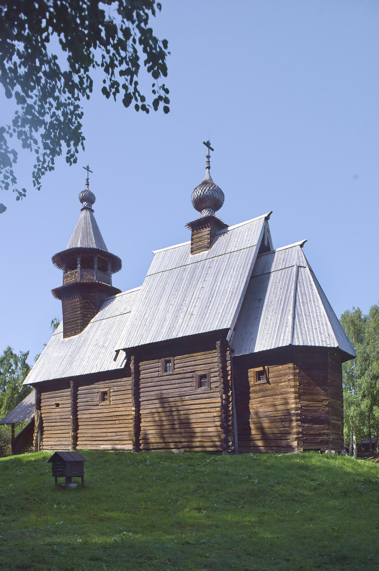 Pic3 Kawasan Tua Kostroma. Gereja Ikon Juruselamat Maha Penyayang, dari desa Fominskoe. Pemandangan tenggara. 13 Agustus 2017. 