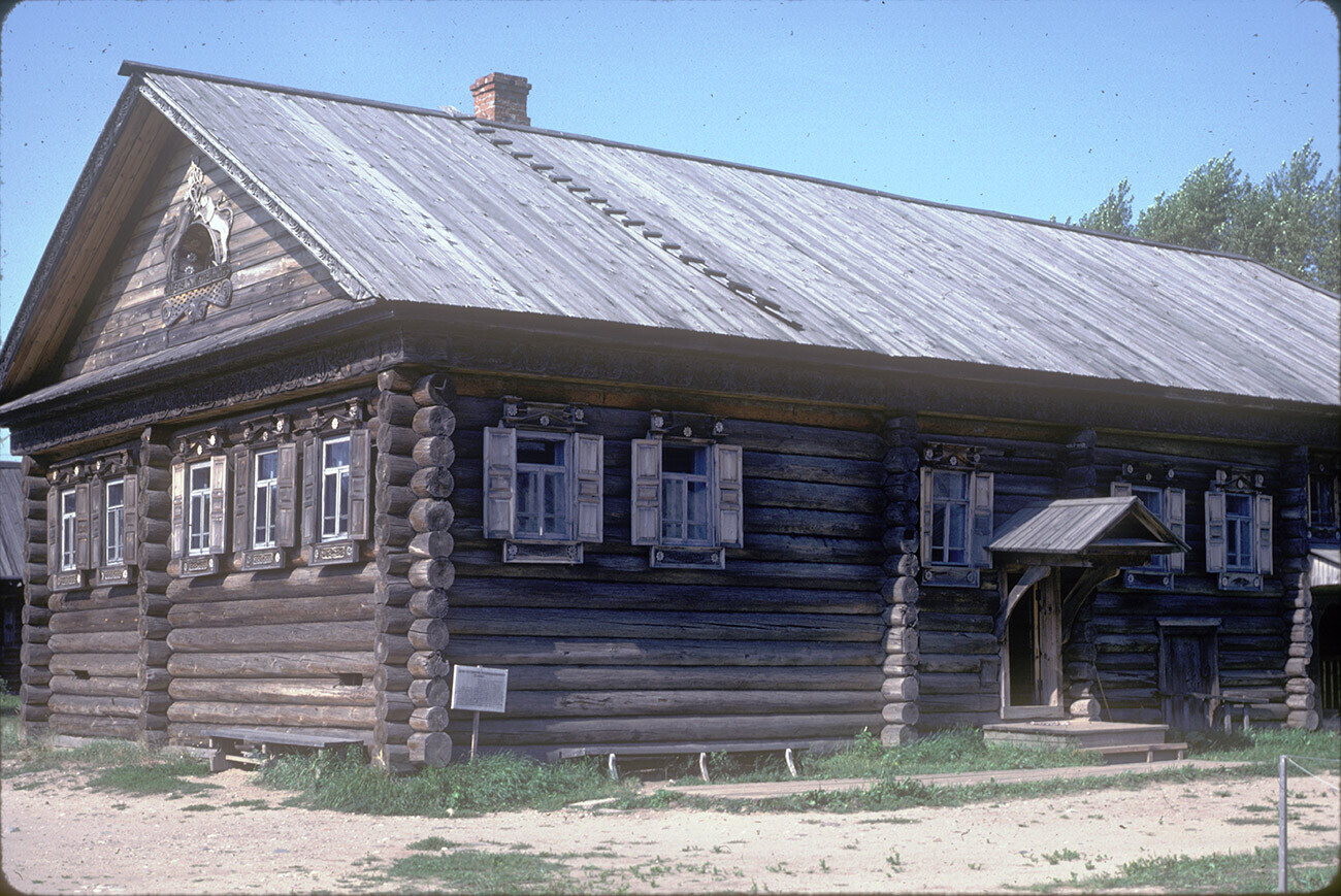 Kawasan Tua Kostroma. Rumah Andreian Serov, dari desa Mytishchi (Distrik Makaryevsky). 22 Agustus 1988.