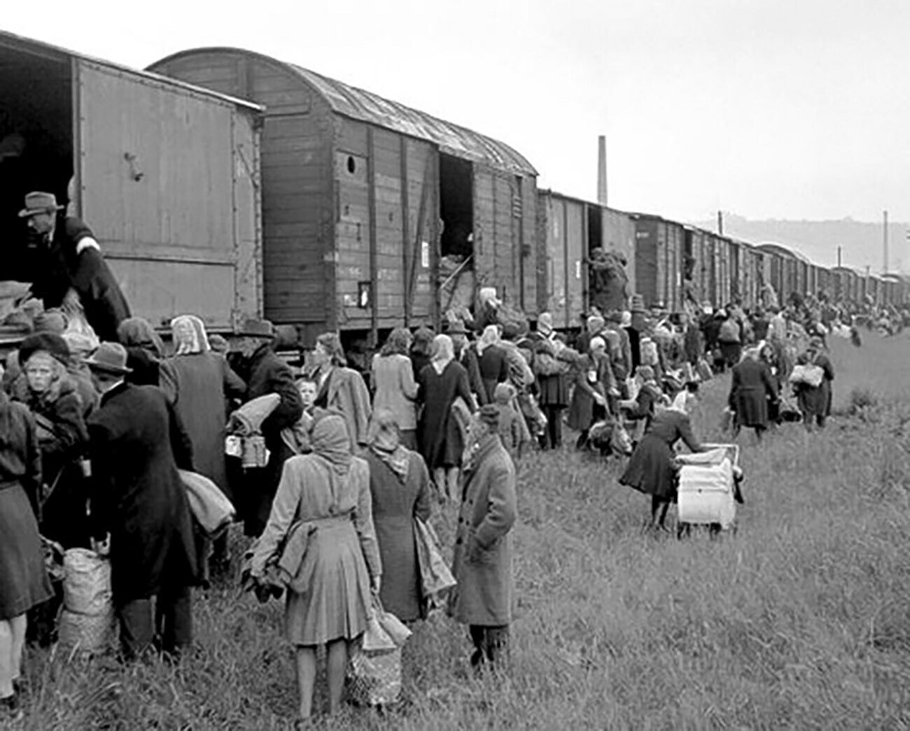 Warga Jerman dideportasi dari Wilayah Volga. 