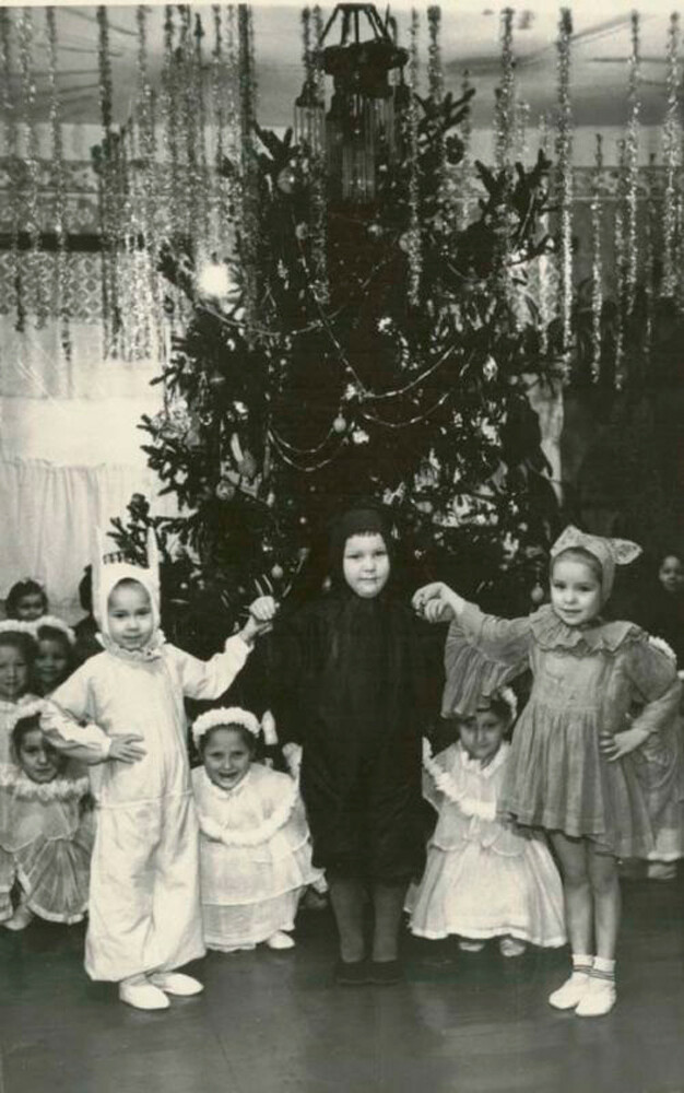 Деца у костимима поред јелке 1955.