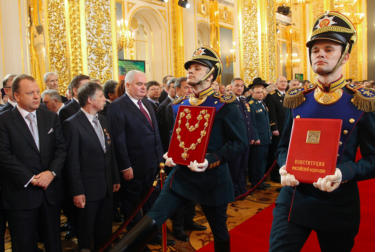 7. maj 2012. Med slovesnostjo ob inavguraciji novoizvoljenega ruskega predsednika Vladimirja Putina v Andrejevsko dvorano Velike kremeljske palače prinesejo posebej izdelan izvod uradnega besedila Ustave Ruske federacije iz leta 1993 v veljavni različici in red ruskega predsednika z verižico.