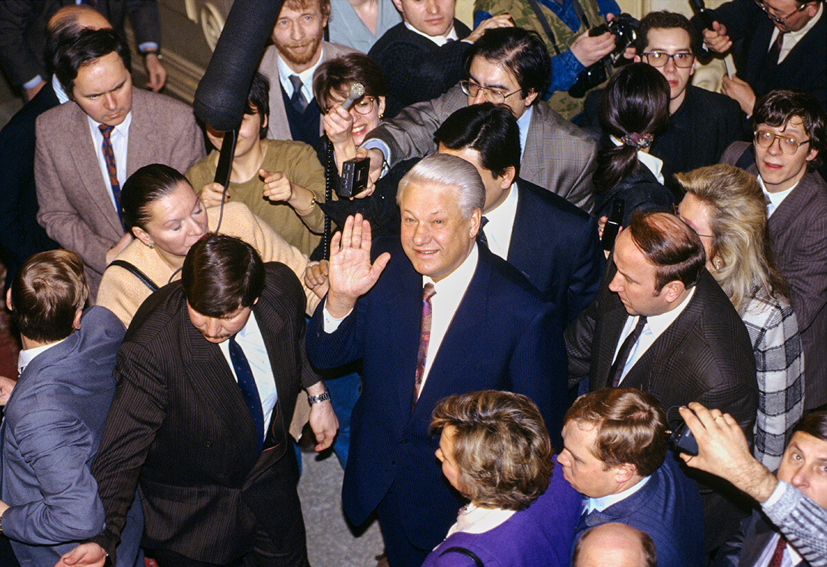 El Presidente ruso Borís Yeltsin entre los diputados del IX Congreso (extraordinario) de los Diputados del Pueblo de la Federación Rusa. 26-29 de marzo de 1993