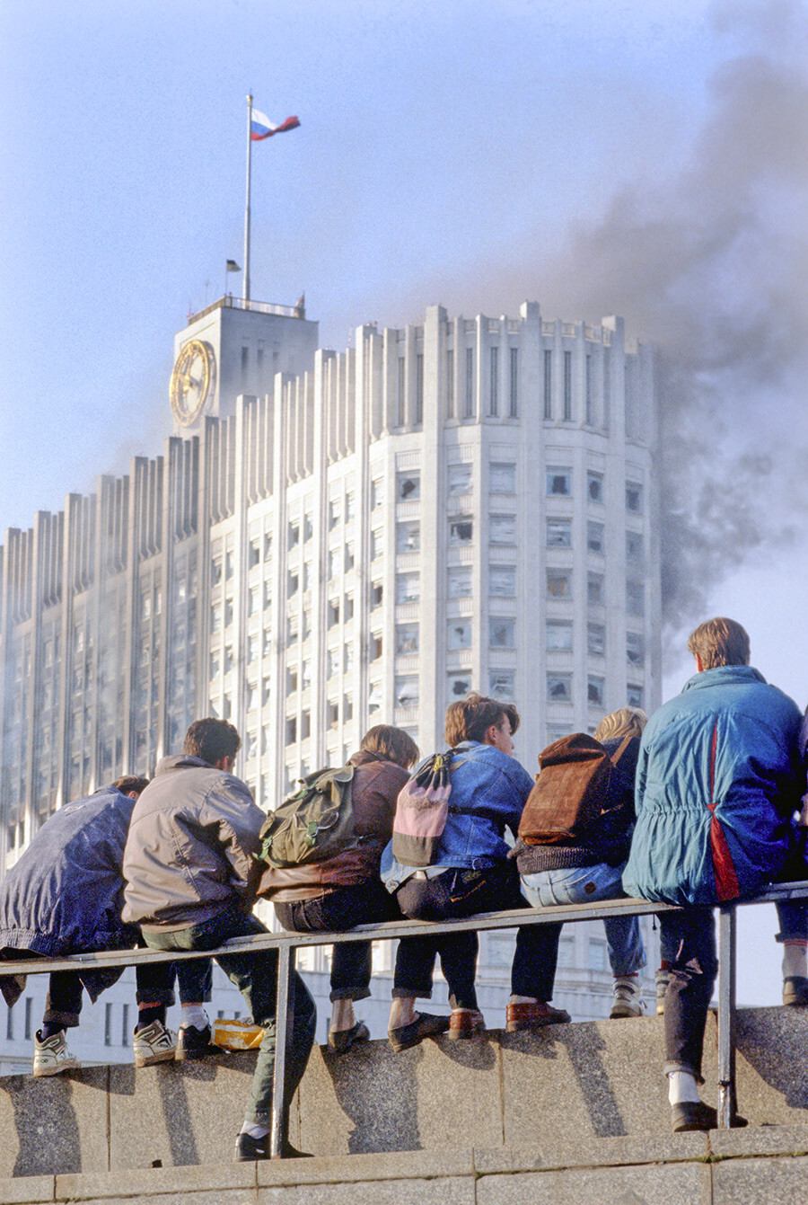 Das russische Parlament brennt, nachdem Regierungstruppen es gestürmt haben. Die Verfassungskrise von 1993.