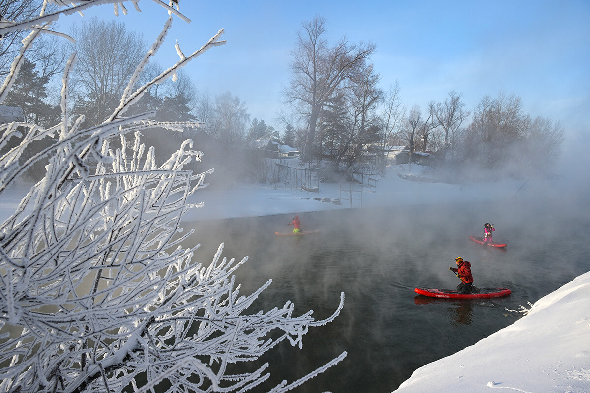 Des sportifs lors d’une séance hivernale de paddle près de Novossibirsk.