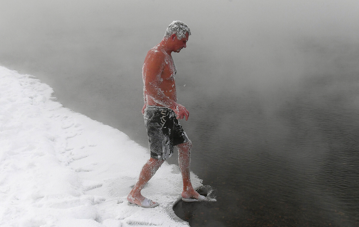 Члан зимског пливачког клуба „Криофил“ купа се у Јенисеју на мразу од -30℃.