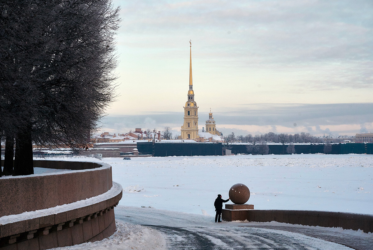 Поглед на Петропавловску тврђаву у Санкт Петербургу. Преко дана температуре око -13, а ноћу и до -20°C.