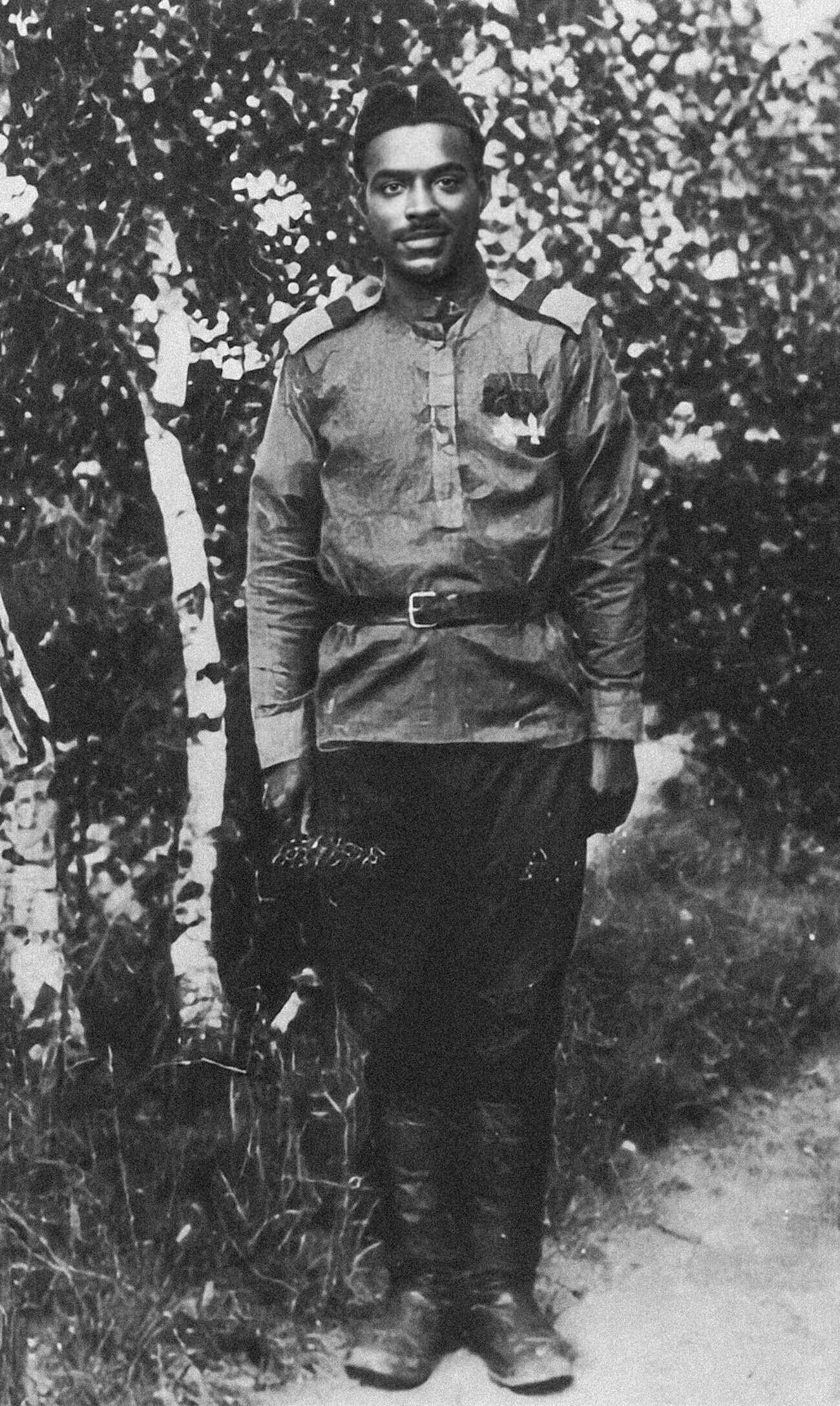 Marcel Pilat em seu uniforme de oficial sênior não comissionado do Exército Imperial Russo, decorado com as duas cruzes de São Jorge, por volta de 1916