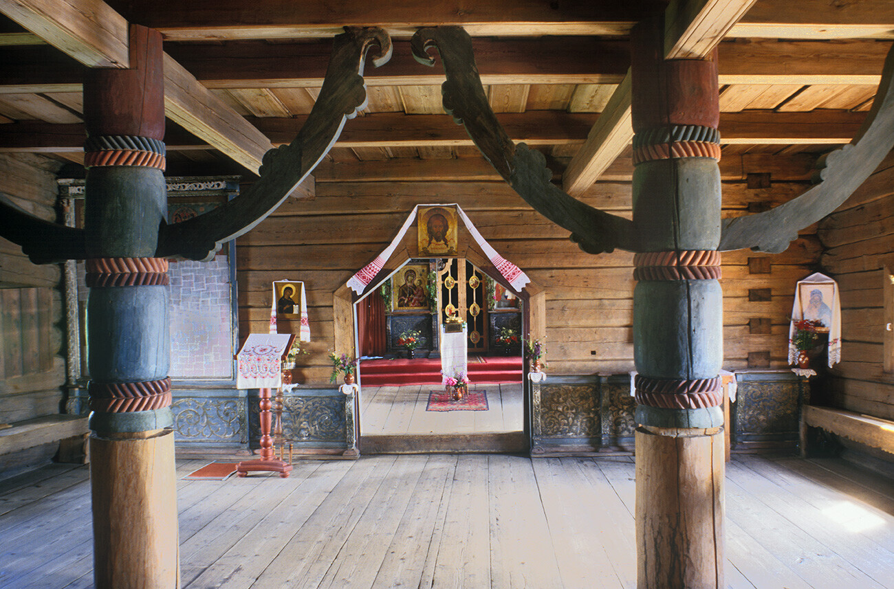 Gereja Tempat Peristirahatan. Interior, pemandangan ke arah timur dari ruang makan dengan pilar-pilar kayu besar yang menopang langit-langit. 4 Juli 2000.