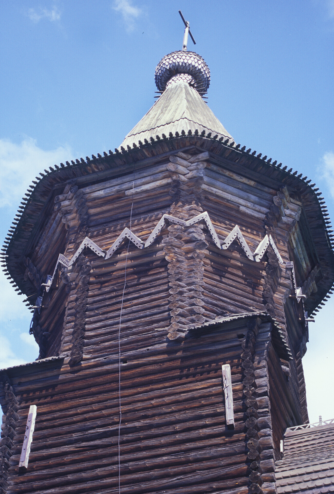 Gereja Tempat Peristirahatan. Fasad selatan, struktur atas dengan pola chevron yang berisi cerat pembuangan. 4 Juli 2000