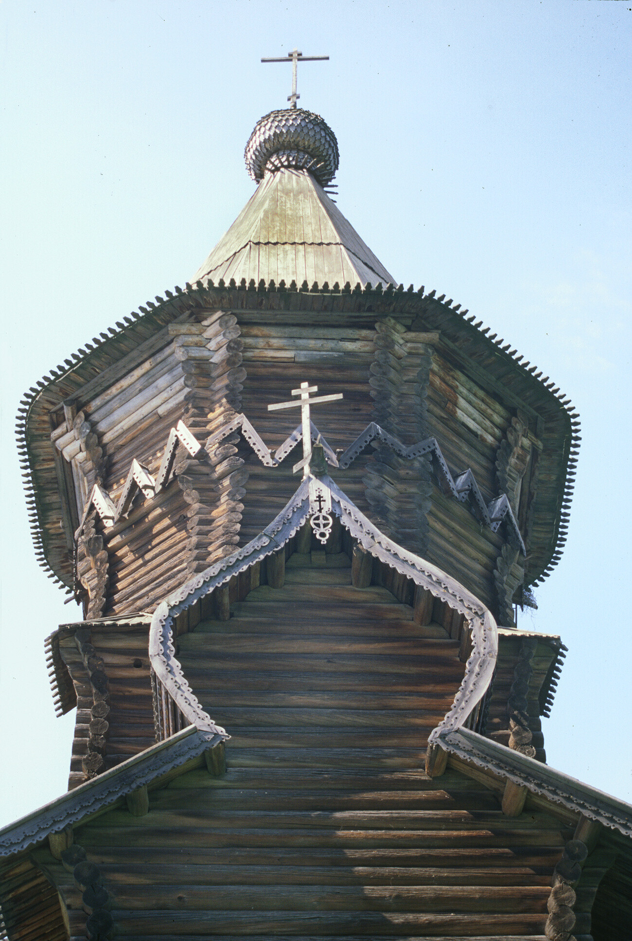 Gereja Tempat Peristirahatan. Tampak timur, struktur atas dengan detail dekoratif. 4 Juli 2000