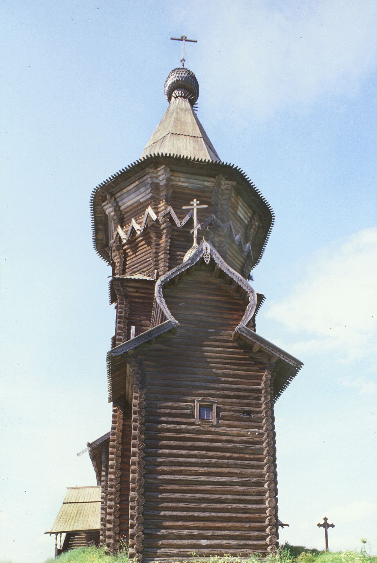 Kondopoga. Gereja Peristirahatan. Tampak timur. Gereja yang hancur akibat kebakaran pada Agustus 2018. 4 Juli 2000