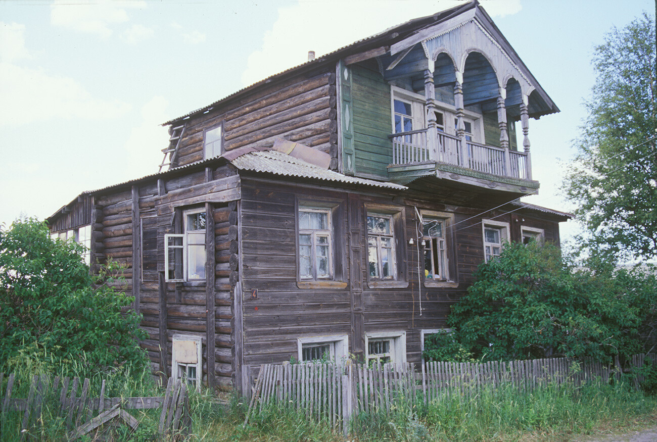 Koncherzero. Rumah kayu dengan balkon. (Rumah ini awalnya memiliki gudang di bagian belakang.) 4 Juli 2000