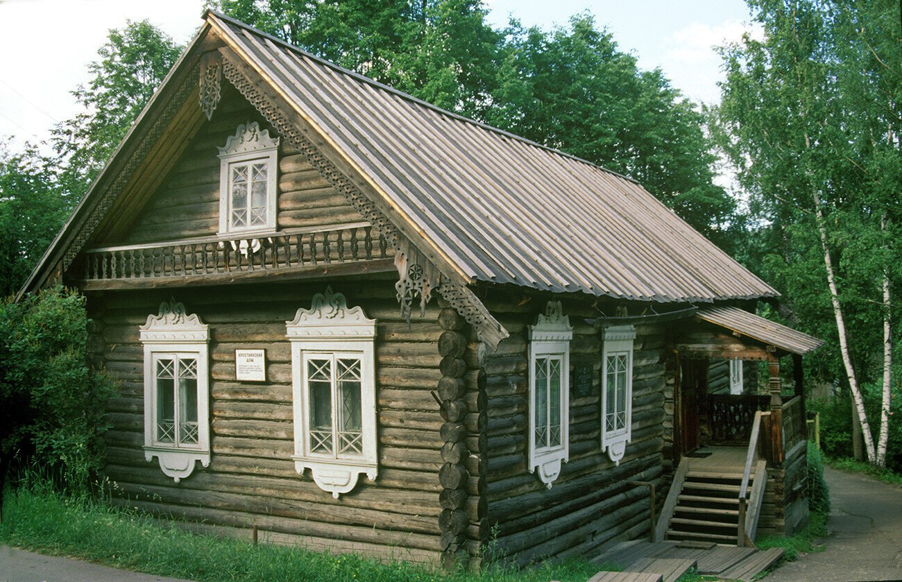 Martsyalnye Vody. Rumah penjaga di mata air mineral. 4 Juli 2000