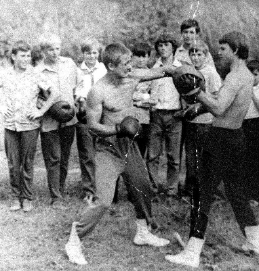 Сергей Скрябин (1956–1994), один из основателей «Тяп-Ляп», участвует в спарринге с младшими «возрастами»