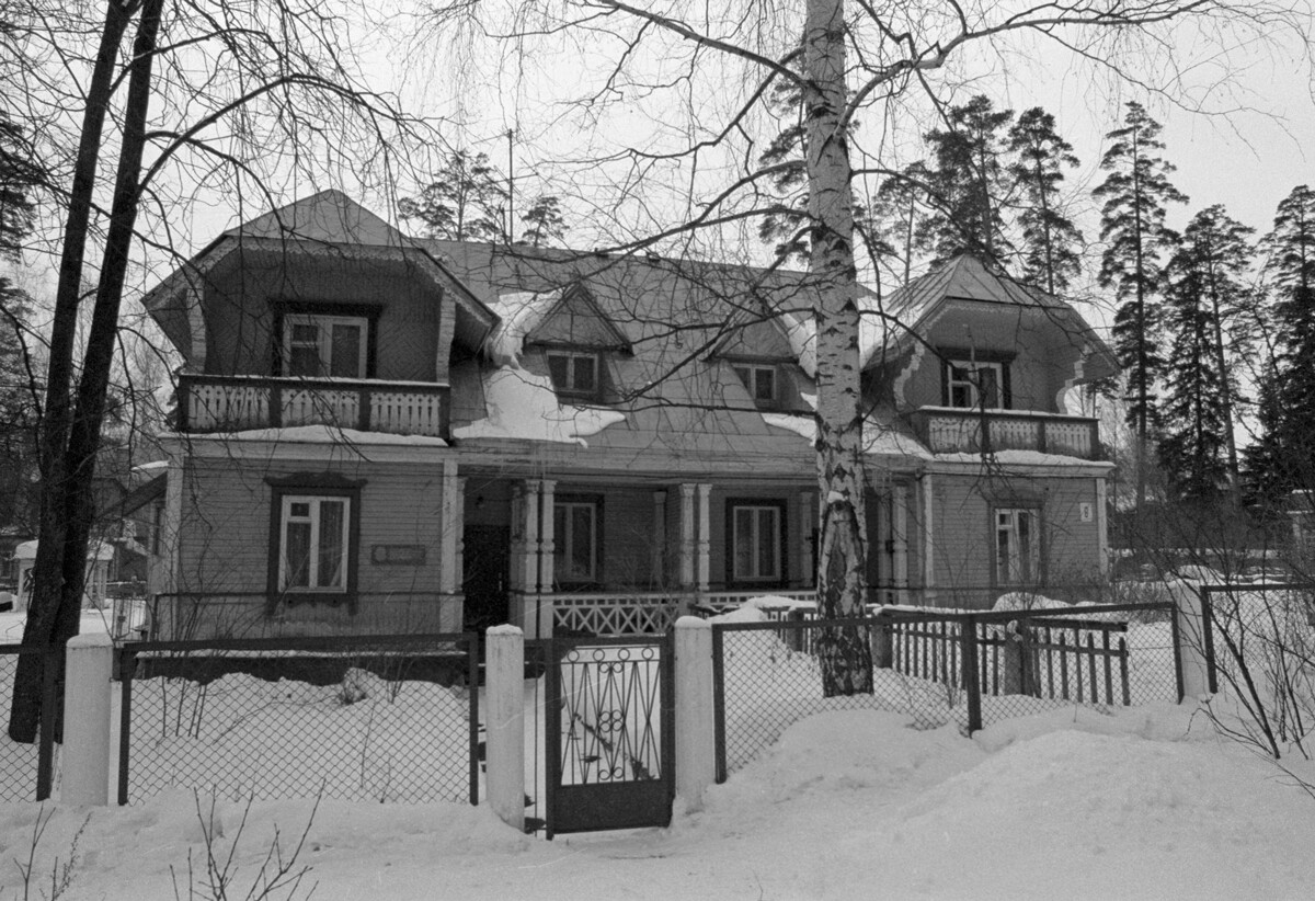 La maison dans laquelle vivait l'académicien Andreï Sakharov pendant les années où il travaillait à la création de la première bombe atomique soviétique 1992